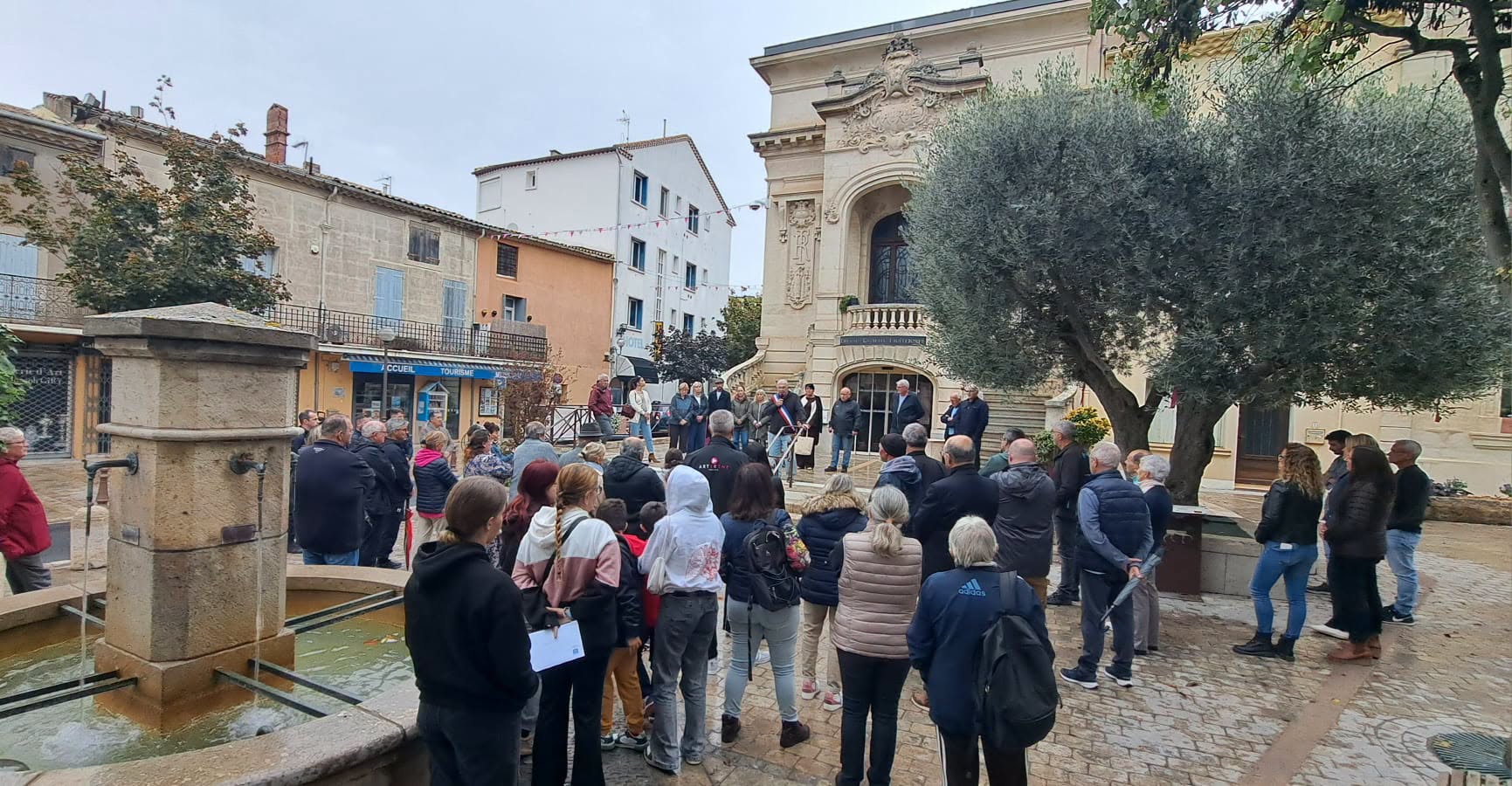 Rassemblement devant la mairie